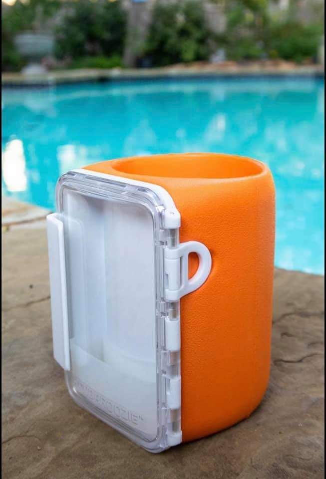 Can koozie with water resistant compartment